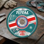 Hình ảnh sản phẩm Đá cắt kim loại Total TAC2101251 125mm chính hãng, được thiết kế chuyên dụng cho các công việc cắt sắt, thép, thép hộp và các vật liệu kim loại trong ngành cơ khí, xây dựng và sản xuất công nghiệp. Với đường kính 125mm tiêu chuẩn, sản phẩm mang lại khả năng cắt nhanh, đường cắt sắc gọn, ít ba via và giảm hao hụt vật liệu. Đá cắt kim loại Total TAC2101251 125mm tương thích với nhiều dòng máy mài góc phổ biến, giúp nâng cao hiệu suất làm việc và tiết kiệm chi phí vận hành. Phân phối chính hãng tại Công Nghiệp An Toàn với giá cạnh tranh và giao hàng toàn quốc.