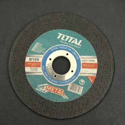 Hình ảnh sản phẩm Đá cắt kim loại Total TAC2211253SA 5" (125mm) chính hãng, đường kính 125mm, thiết kế chuyên dụng cho cắt sắt, thép và các vật liệu kim loại khác. Sản phẩm mang lại đường cắt sắc nét, ít ba via, tuổi thọ cao và tương thích với nhiều dòng máy mài góc 125mm. Đá cắt kim loại Total TAC2211253SA 5" được phân phối chính hãng tại Công Nghiệp An Toàn, đảm bảo chất lượng và hiệu quả công việc.