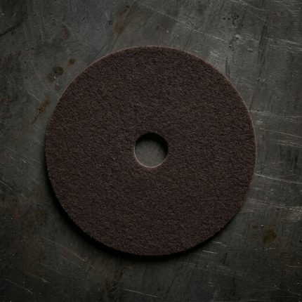 Hình ảnh Đá cắt kim loại cho thép không gỉ 105×1.2×16mm Kendo 63610343 chính hãng với thiết kế siêu mỏng 1.2mm, chuyên dùng để cắt inox, thép không gỉ và kim loại mỏng. Sản phẩm cho đường cắt sắc gọn, ít ba via, giảm hao hụt vật liệu và nâng cao hiệu suất làm việc trong ngành cơ khí, gia công kim loại và xây dựng.