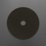 Hình ảnh Đá cắt kim loại 105×1.6×16mm Kendo 63010243 chính hãng, chuyên dùng để cắt inox, sắt và thép mỏng. Thiết kế 1.6mm giúp đường cắt sắc gọn, ít ba via, giảm hao hụt vật liệu và nâng cao hiệu suất làm việc trong cơ khí, xây dựng và gia công kim loại. Sản phẩm được phân phối bởi Công Nghiệp An Toàn.