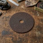 Hình ảnh Đá cắt kim loại 105×2×16mm Kendo 63010343 chính hãng, chuyên dùng để cắt sắt, thép, inox và các kim loại thông dụng. Thiết kế độ dày 2mm giúp tăng độ bền, khả năng chịu lực tốt và tạo đường cắt ổn định, sắc gọn. Sản phẩm phù hợp cho các công việc cơ khí, xây dựng, gia công kim loại và sửa chữa công nghiệp.