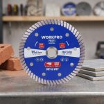 Lưỡi cưa đĩa cắt kim cương Turbo Ultrathin Turbo để cắt chuyên nghiệp 105x20x10mm Workpro WP405052 là giải pháp cắt gạch men, gạch porcelain, đá granite và đá marble hiệu quả. Thiết kế Turbo siêu mỏng giúp đường cắt sắc nét, giảm mẻ cạnh, tăng tốc độ cắt và kéo dài tuổi thọ sử dụng trong các công trình xây dựng và hoàn thiện nội thất.