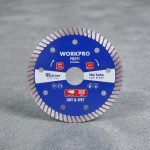 Lưỡi cưa đĩa cắt kim cương Turbo Ultrathin Turbo để cắt chuyên nghiệp 125x22.2x10mm Workpro WP405055 được thiết kế chuyên dụng cho việc cắt gạch men, gạch porcelain, đá granite và đá marble. Công nghệ Turbo Ultrathin giúp tăng tốc độ cắt, giảm mẻ cạnh, tạo đường cắt sắc nét và nâng cao tuổi thọ lưỡi cắt trong các công trình xây dựng và hoàn thiện nội thất.