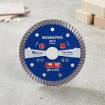 Lưỡi cưa đĩa cắt kim cương Turbo Ultrathin Turbo để cắt chuyên nghiệp 180x22.2x7mm Workpro WP405056 là giải pháp tối ưu cho việc cắt gạch men, gạch porcelain, đá granite và đá marble. Công nghệ Turbo Ultrathin giúp tăng tốc độ cắt, giảm sứt mẻ cạnh, tạo đường cắt sắc nét và nâng cao hiệu suất thi công cho các công trình chuyên nghiệp.