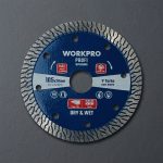 Lưỡi cưa đĩa cắt kim cương Turbo răng loại Y siêu mỏng 125x22.2x10mm Workpro WP405071 là giải pháp cắt chuyên nghiệp cho gạch men, gạch porcelain, đá granite, đá marble và vật liệu xây dựng. Thiết kế Turbo răng loại Y giúp tăng khả năng thoát nhiệt, giảm rung lắc, hạn chế sứt mẻ và nâng cao hiệu suất thi công. Lưỡi cưa kim cương Workpro WP405071 chính hãng được phân phối bởi Công Nghiệp An Toàn, phù hợp cho thợ xây dựng, thợ ốp lát và các đơn vị thi công chuyên nghiệp.