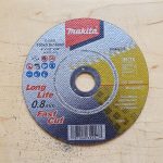 Hình ảnh Đá cắt mỏng cho inox A60U 100x0.8x16mm Makita E-22931 chính hãng với thiết kế siêu mỏng 0.8mm, chuyên dùng cắt inox và thép không gỉ. Sản phẩm mang lại đường cắt sắc gọn, ít ba via, độ bền cao, phù hợp cho các công việc cơ khí, gia công kim loại và thi công công trình chuyên nghiệp.