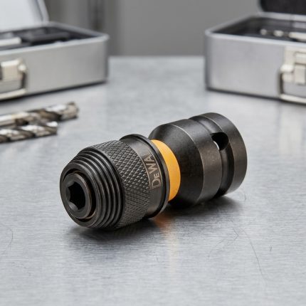 Đầu chuyển bu lông qua vặn vít 1/2-1/4 DeWalt DT7508-QZ là phụ kiện chính hãng giúp chuyển đổi đầu vuông 1/2 inch sang chuôi lục giác 1/4 inch, mở rộng khả năng sử dụng của súng siết bu lông với các loại mũi vít và đầu bắt vít. Sản phẩm được chế tạo từ thép hợp kim cường lực theo tiêu chuẩn Impact Ready, chịu mô-men xoắn lớn, chống mài mòn và tương thích với nhiều dòng máy DeWalt cũng như các thương hiệu phổ biến khác trong ngành cơ khí, xây dựng và bảo trì.