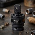 Đầu chuyển lắc lép 3/4" Stanley STMT73500-8B là phụ kiện truyền lực chính hãng được thiết kế dạng khớp lắc (Impact Universal Joint) giúp truyền mô-men xoắn linh hoạt khi thao tác ở các vị trí hẹp hoặc góc khuất. Sản phẩm được chế tạo từ thép hợp kim chịu lực cao với lớp phủ đen chống mài mòn, tương thích với đầu khẩu và súng siết chuẩn 3/4 inch, phù hợp cho gara ô tô, xưởng cơ khí, bảo trì thiết bị và các ứng dụng công nghiệp chuyên nghiệp.
