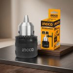 Đầu khoan 16mm Ingco KC1601 là đầu cặp mũi khoan có khóa chính hãng, được chế tạo từ thép hợp kim chất lượng cao, giúp kẹp mũi khoan chắc chắn, truyền lực ổn định và đảm bảo độ đồng tâm khi vận hành. Sản phẩm hỗ trợ kẹp mũi khoan từ 3–16mm, phù hợp với máy khoan cầm tay, máy khoan bàn và các ứng dụng gia công cơ khí, xây dựng, sửa chữa chuyên nghiệp.