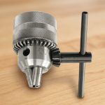 Đầu khoan có khóa 10mm Bosch 2608571078 là phụ kiện chính hãng được thiết kế với cơ cấu siết khóa bằng chìa giúp kẹp mũi khoan chắc chắn, hạn chế trượt khi làm việc. Sản phẩm phù hợp với nhiều dòng máy khoan cầm tay, đảm bảo độ chính xác cao, độ bền vượt trội và hiệu quả tối ưu trong các công việc khoan gỗ, kim loại và nhựa.