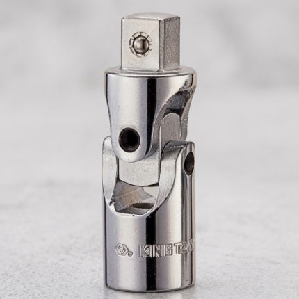 Đầu nối lắc léo Kingtony 6791 3/4" chính hãng với thiết kế khớp nối linh hoạt, hỗ trợ truyền lực hiệu quả khi siết hoặc tháo bu lông tại các vị trí khó tiếp cận. Sản phẩm được chế tạo từ thép hợp kim Chrome Vanadium (Cr-V) cao cấp, chịu lực tốt, chống mài mòn và chống gỉ sét, phù hợp sử dụng cùng cần siết, tay vặn và đầu tuýp 3/4 inch trong ngành cơ khí, sửa chữa ô tô, bảo trì máy móc và công nghiệp.