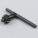 Hình ảnh Khóa đầu kẹp mũi khoan Tolsen 79180 10mm chính hãng với thiết kế chữ T chắc chắn, chế tạo từ thép cường lực có khả năng chống mài mòn và chịu lực tốt. Sản phẩm hỗ trợ siết chặt hoặc tháo lỏng đầu kẹp mũi khoan nhanh chóng, đảm bảo độ bám chắc và an toàn khi sử dụng trên các dòng máy khoan có đầu kẹp 10mm. Phù hợp cho thợ cơ khí, kỹ thuật viên và người dùng chuyên nghiệp, được phân phối chính hãng bởi Công Nghiệp An Toàn